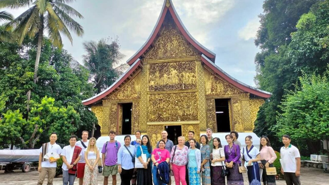 Ruud in Laos - foto met groep