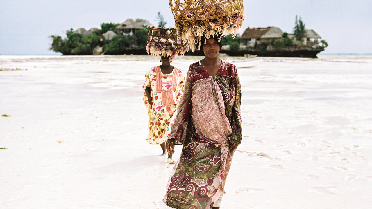 Tanzania-Zanzibar-vrouwen-met-manden-strand-enkel-redactioneel-gebruik (1)