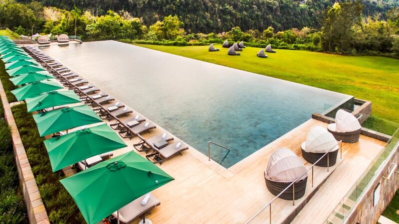 Argentnië-Iguazu-Falls-Hotels-Gran-Melia-Resort-outdoor-pool-1