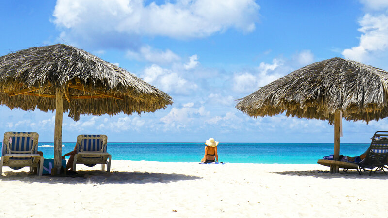 Aruba-Oranjestad-Eagle Beach-vrouw en parasol