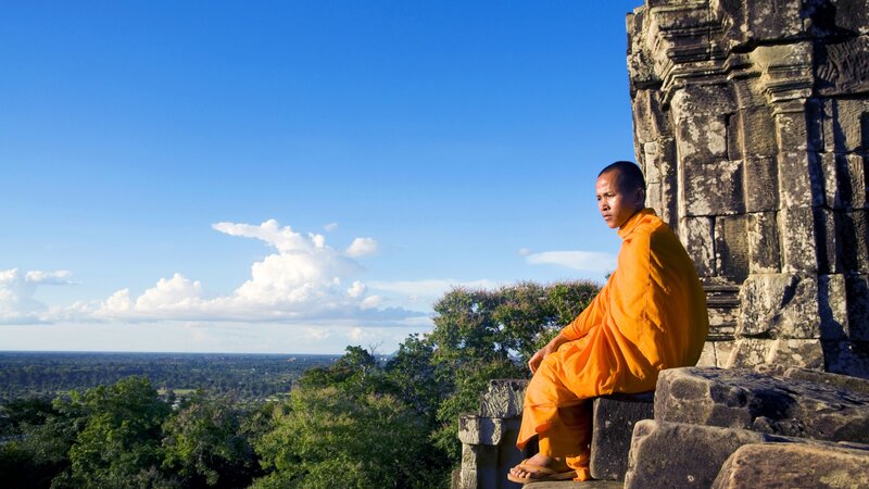 Cambodja-Siem Reap-Angkor Wat monk met uitzicht