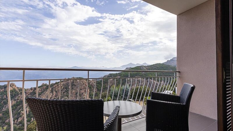 Corsica-Piana-Hotels-Hôtel-Capo-Rosso-balkon