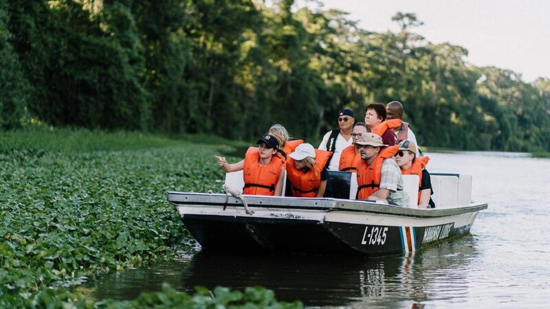 Costa-Rica-Tortuguero-National-Park-Mawamba-Lodge-rivier-bootje