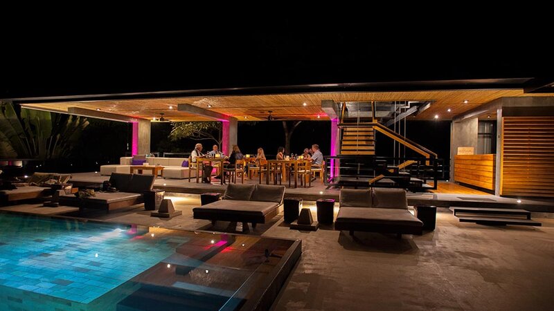 Costa-Rica-Westkust-Uvita-Kura-Design-villas-dining-deck-avond