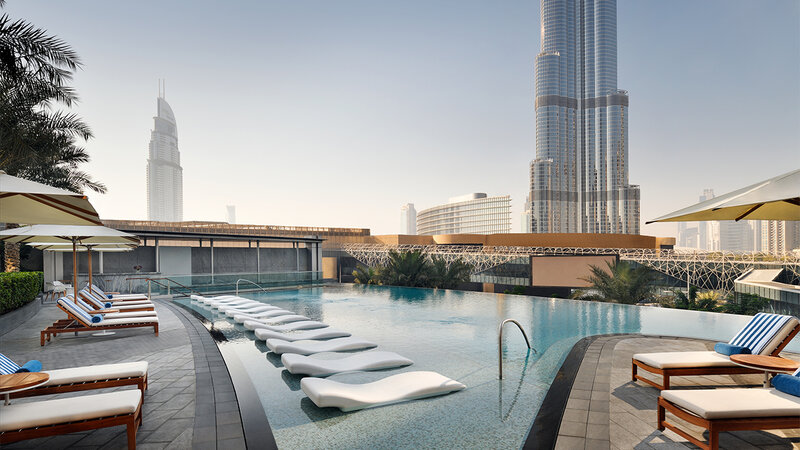 Dubai-The Address Boulevard-zwembad met zicht op Burj