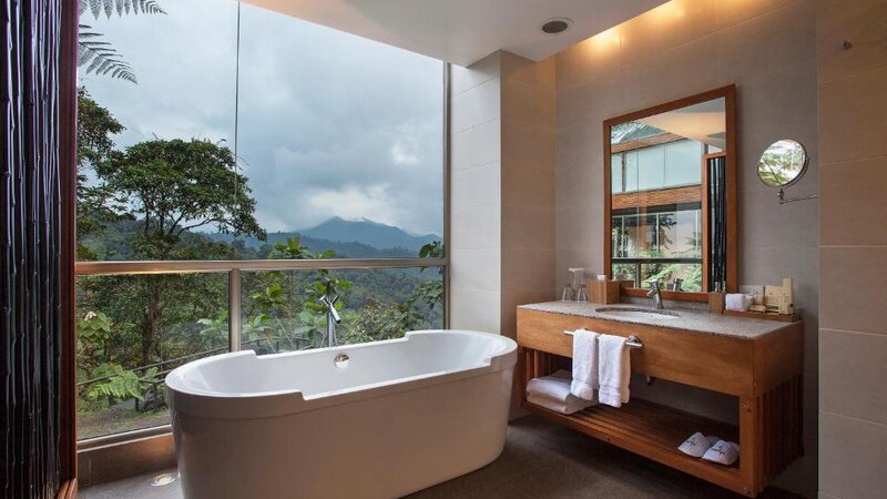 Ecuador-Mashpi-Hotels-Mashpi-Lodge-badkamer-superior-room