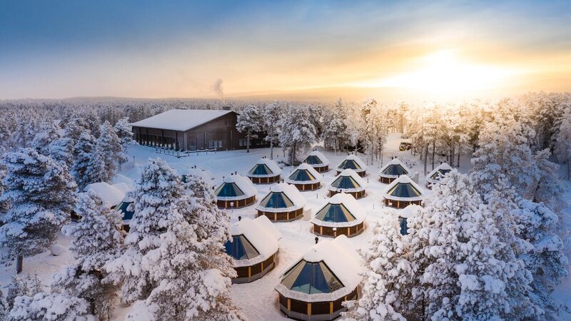 Finland-Lapland-Ivalo-Wilderness-Hotel-Inari-luchtfoto-aurora-cabins