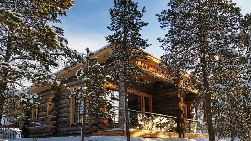 Finland-Lapland-Ivalo-Wilderness-Hotel-Nangu-panorama-log-cabin-buitenaanzicht-sneeuw