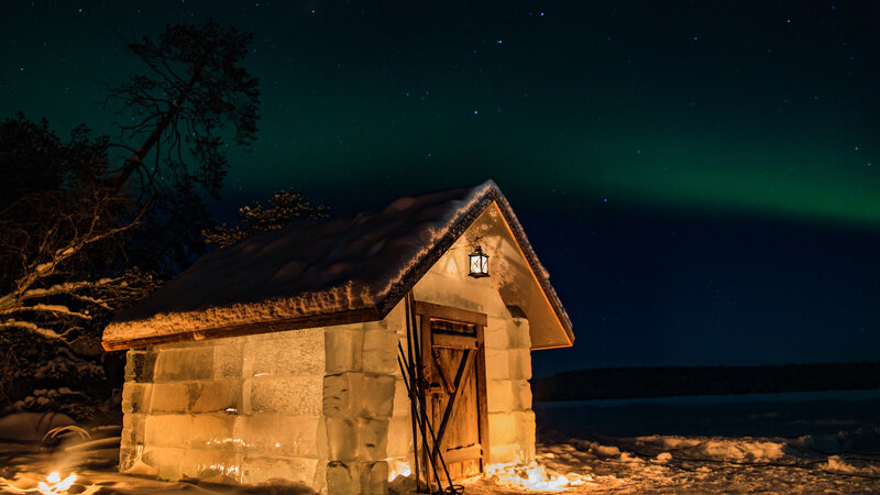 Finland-Lapland-Rovaniemi-Apukka-resort-ice-cabin-buitenaanzicht-noorderlicht
