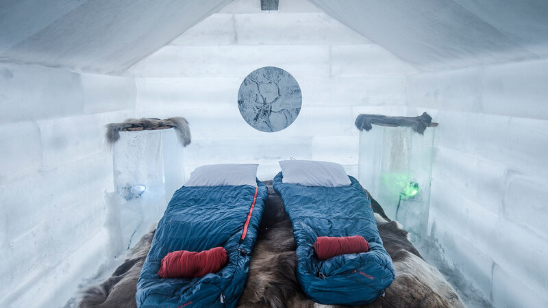 Finland-Lapland-Rovaniemi-Apukka-resort-ice-cabin-interieur-slaapkamer