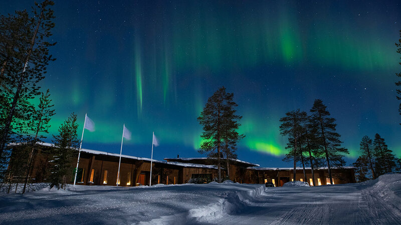 Finland-Lapland-Rovaniemi-Octola-Lodge-buitenaanzicht-sneeuw-noorderlicht