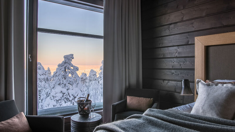 Finland-Lapland-Rovaniemi-Octola-Lodge-slaapkamer-uitzicht-champagne