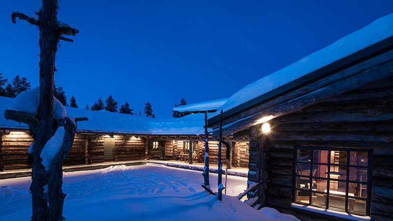 Finland-Lapland-Yllas-L7-Luxury-Lodge-buitenaanzicht-avond