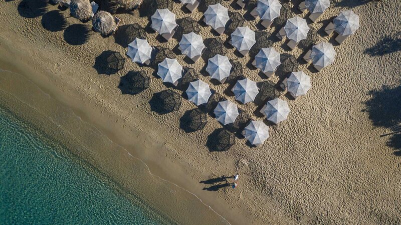 Griekenland-Cycladen-Virtù-Suites-luchtfoto-strand-parasols