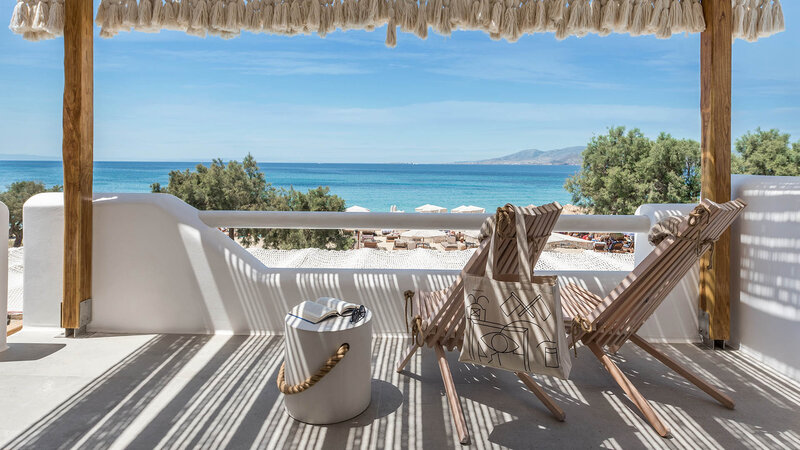 Griekenland-Cycladen-Virtù-Suites-stoeltjes-uitzicht-strand