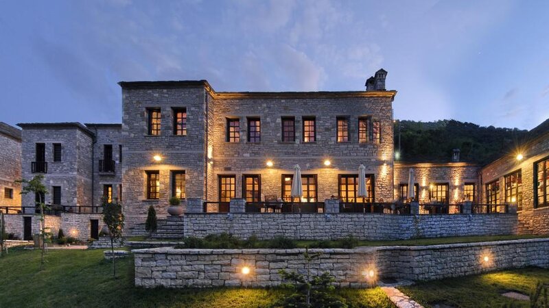 Griekenland-Epirus-Aristi-Mountain-Resort-hotelgebouw-avond