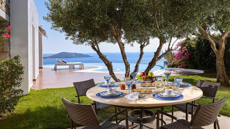 Griekenland-Kreta-Elounda-Gulf-Villas-tafel-met-eten