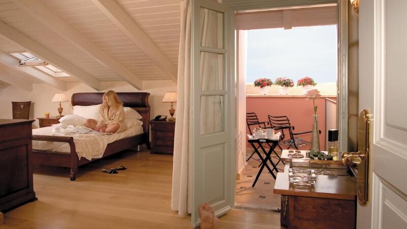 Griekenland-Nafplio-Hotel-Ippoliti-kamer-vrouw-op-bed