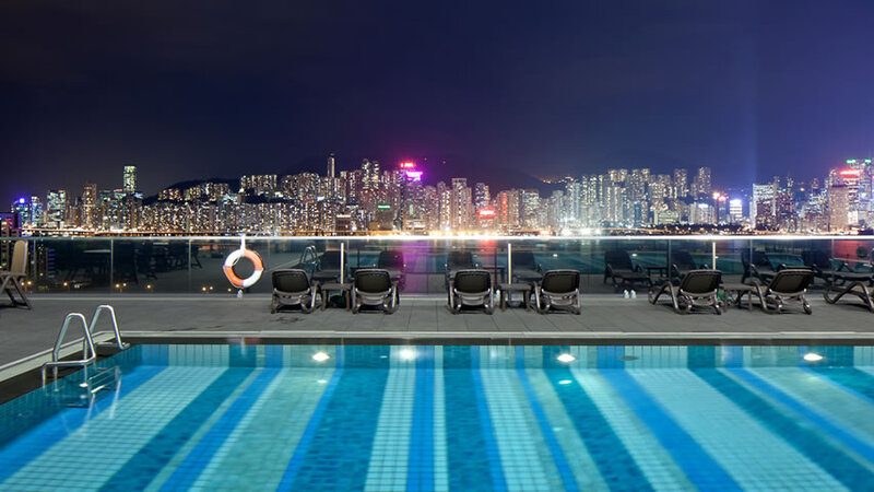 HongKong-Icon-Hotel-zwembad-met-stadsuitzicht