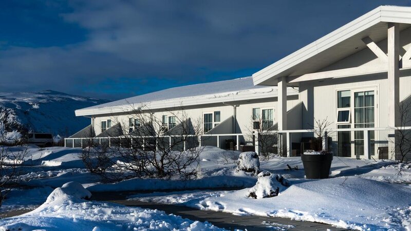 IJsland-Ásborgir-Hotel-Grimsborgir-gebouw-sneeuw