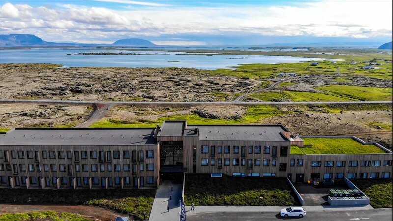 IJsland-Noorden-Fosshotel-Myvatn-hotelgebouw-luchtfoto