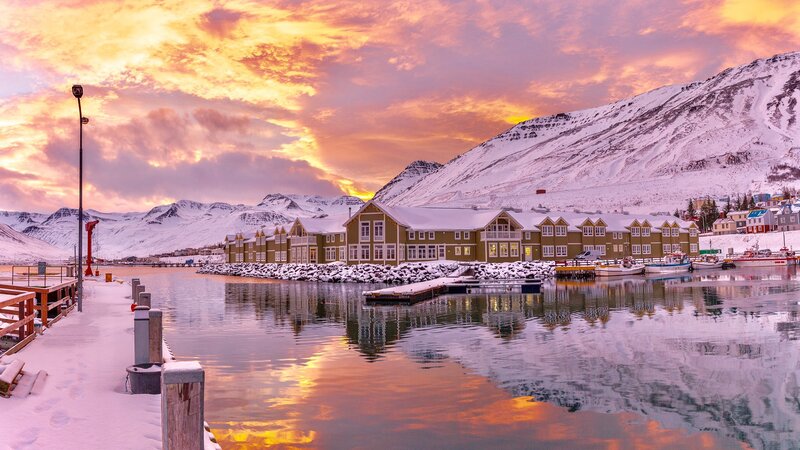 IJsland-Noorden-Siglo-hotel-bij-zonsondergang