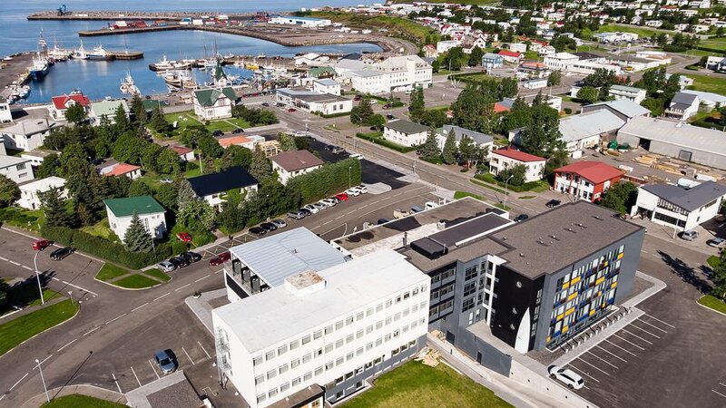 IJsland-noordkust-Fosshotel-Husavik-luchtfoto