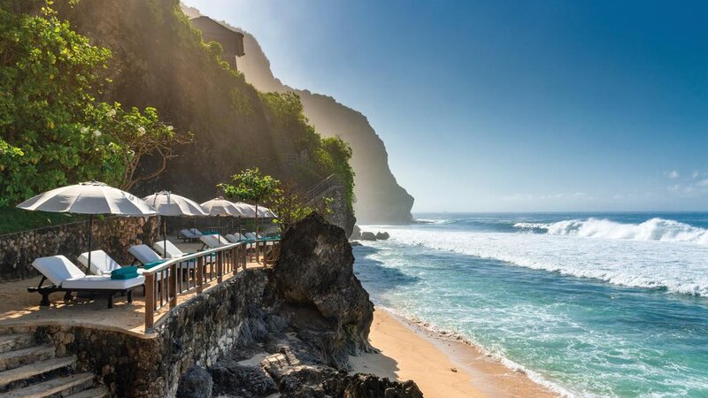 Indonesië-Bali-Uluwatu-The-Bulgari-Resort-Bali-ligbedden-aan-de-zee
