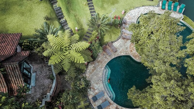 Indonesië-Java-Ijen-Resort-en-Villas-zwembad-luchtfoto
