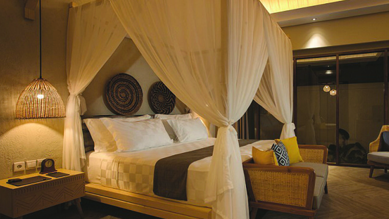 Indonesie-Lombok-The-Kayana-Resort-bed