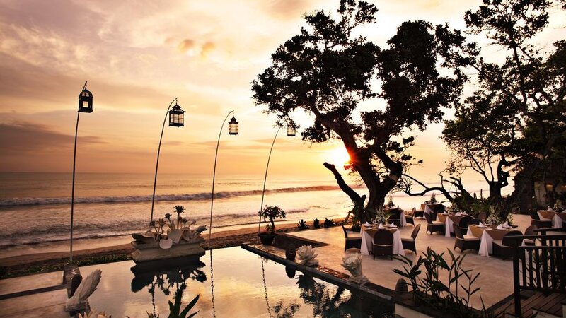 Indonesië-Seminyak-The-Seminyak-Beach-Resort-and-Spa-beach-restaurant-by-night
