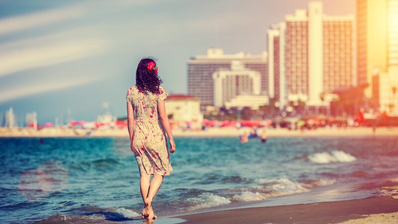 Israël-Tel Aviv-hoogtepunt-vrouw op het strand