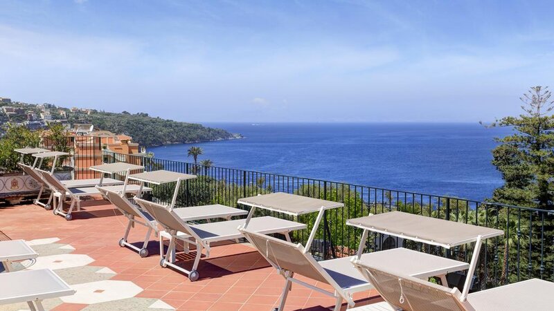 Italië-Amalfi-Sorrento-Grand-Hotel-de-la-ville-ligbedden-zee