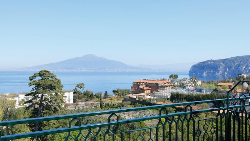Italië-Amalfi-Sorrento-Grand-Hotel-de-la-ville-uitzicht