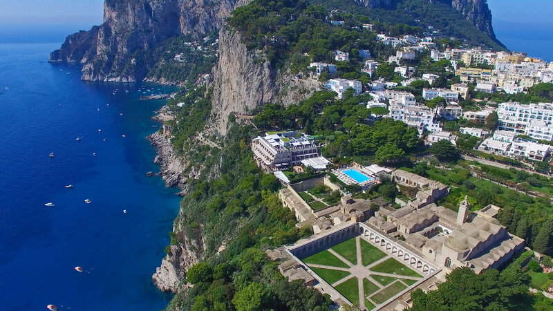 Italie-Capri-Hotel-Luna-drone-foto-met-zee