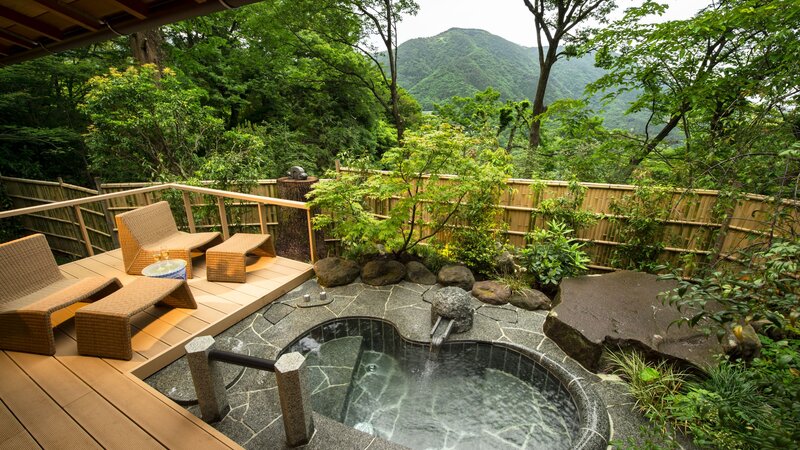 Japan-Hakone-Hotels-Gora-Kadan-bad-buiten