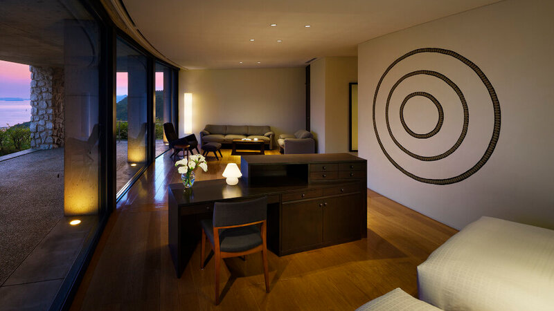 Japan-Naoshima-Island-Art-Hotels-Benesse-House-Oval-suite