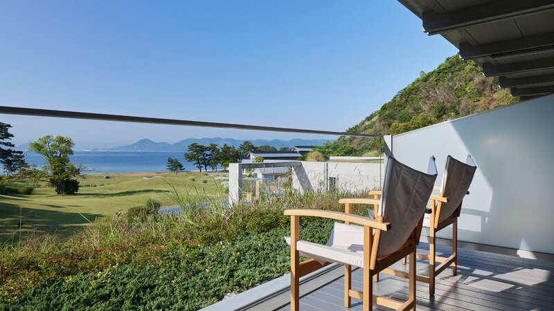 Japan-Naoshima-Island-Art-Hotels-Benesse-House-Park-twin-room-balkon