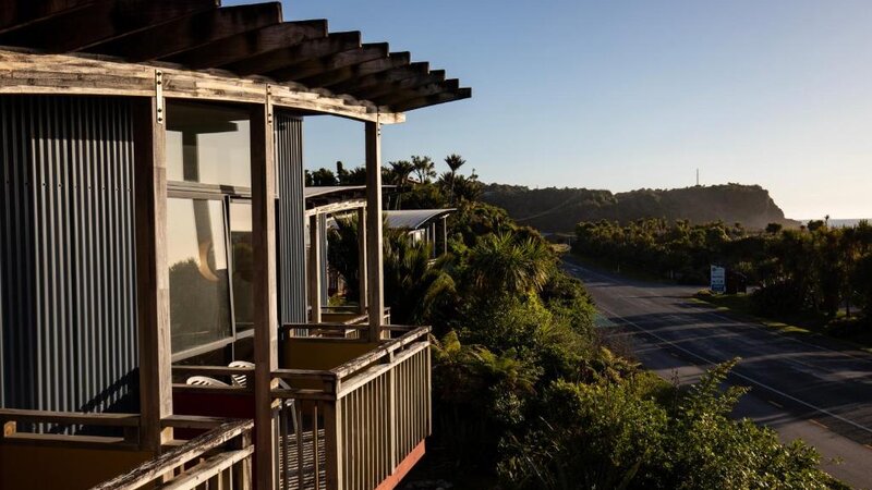 kamer Nieuw-Zeeland-westcoast-hotel-Scenic Hotel Punakaiki-gebouw terras