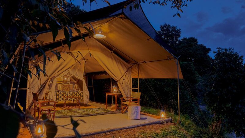 Kenia-Masai Mara-Emboo River Camp-kamer by night-min