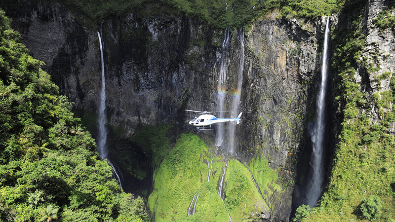 La-Reunion-westkust-excursie-helikopter-CREDIT-IRT-serge-gelabert
