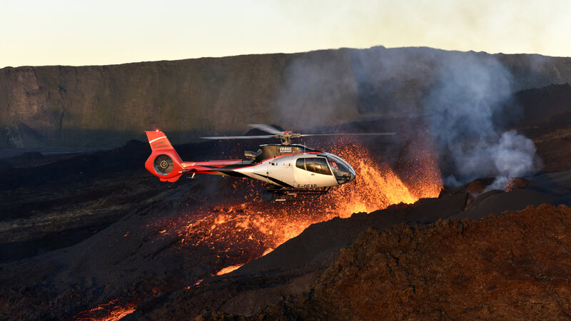 La-Reunion-zuidkust-piton-de-la-fournaise-uitbarsting-helikopter-CREDIT-IRT-serge-gelabert