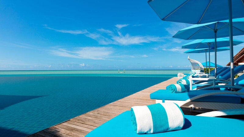 Malediven-Anantara-Dhigu-ligbedden-aan-het-zwembad