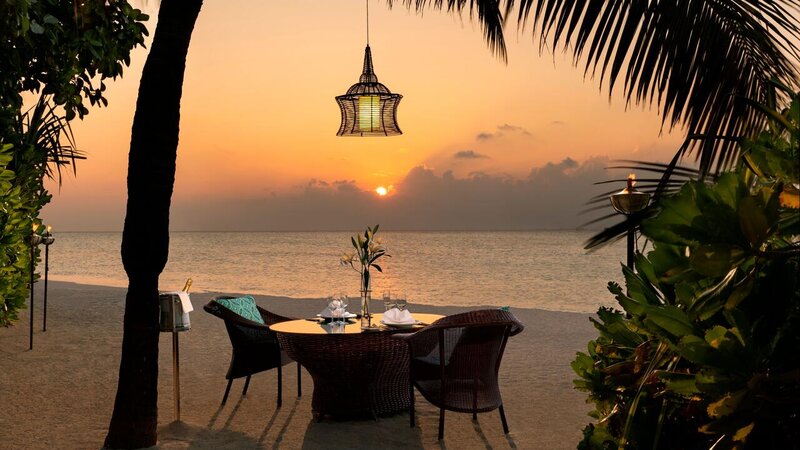 Malediven-Anantara-Dhigu-romantisch-diner-op-strand