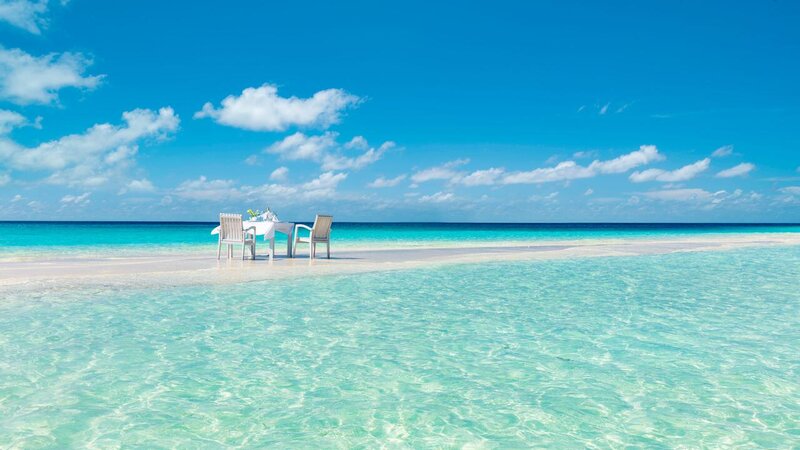 Malediven-Anantara-Dhigu-romantisch-diner-op-zandbank