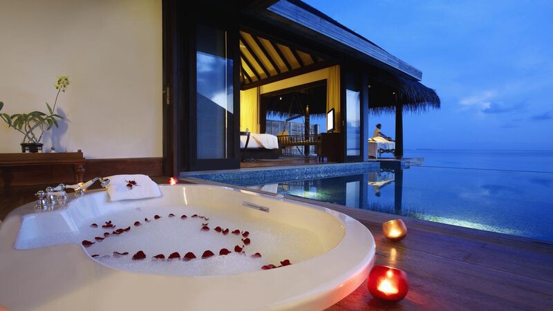 Malediven-Anantara-Kihavah-Villas-bubbelbad-romantiek