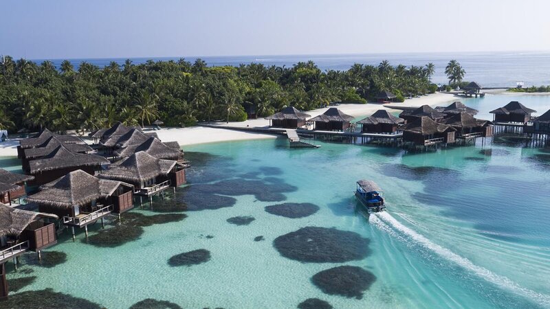Malediven-Anantara-Veli-boot-in-lagune