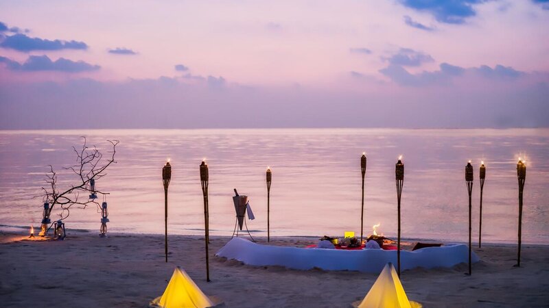 Malediven-Anantara-Veli-romantische-setting-op-het-strand