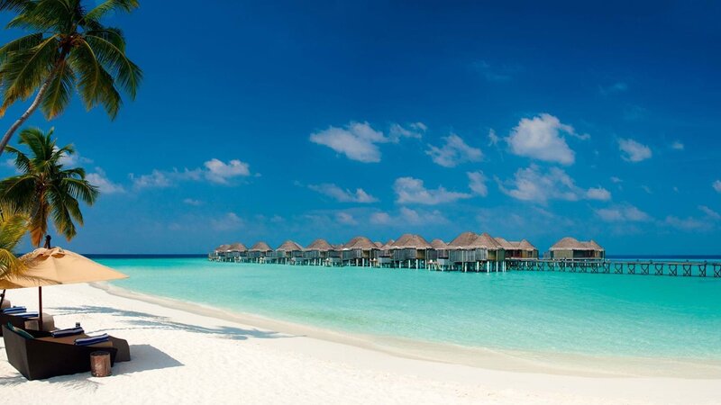 Malediven-Constance-Halaveli-strand-ligbedden