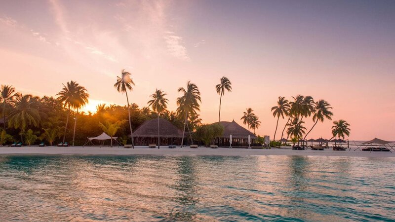 Malediven-Constance-Halaveli-strand-zonsondergang